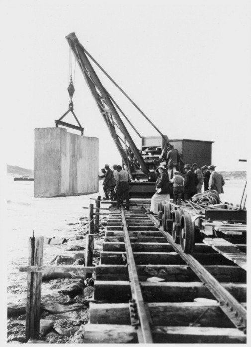 Crane lifting blocks Crane on protection 1913