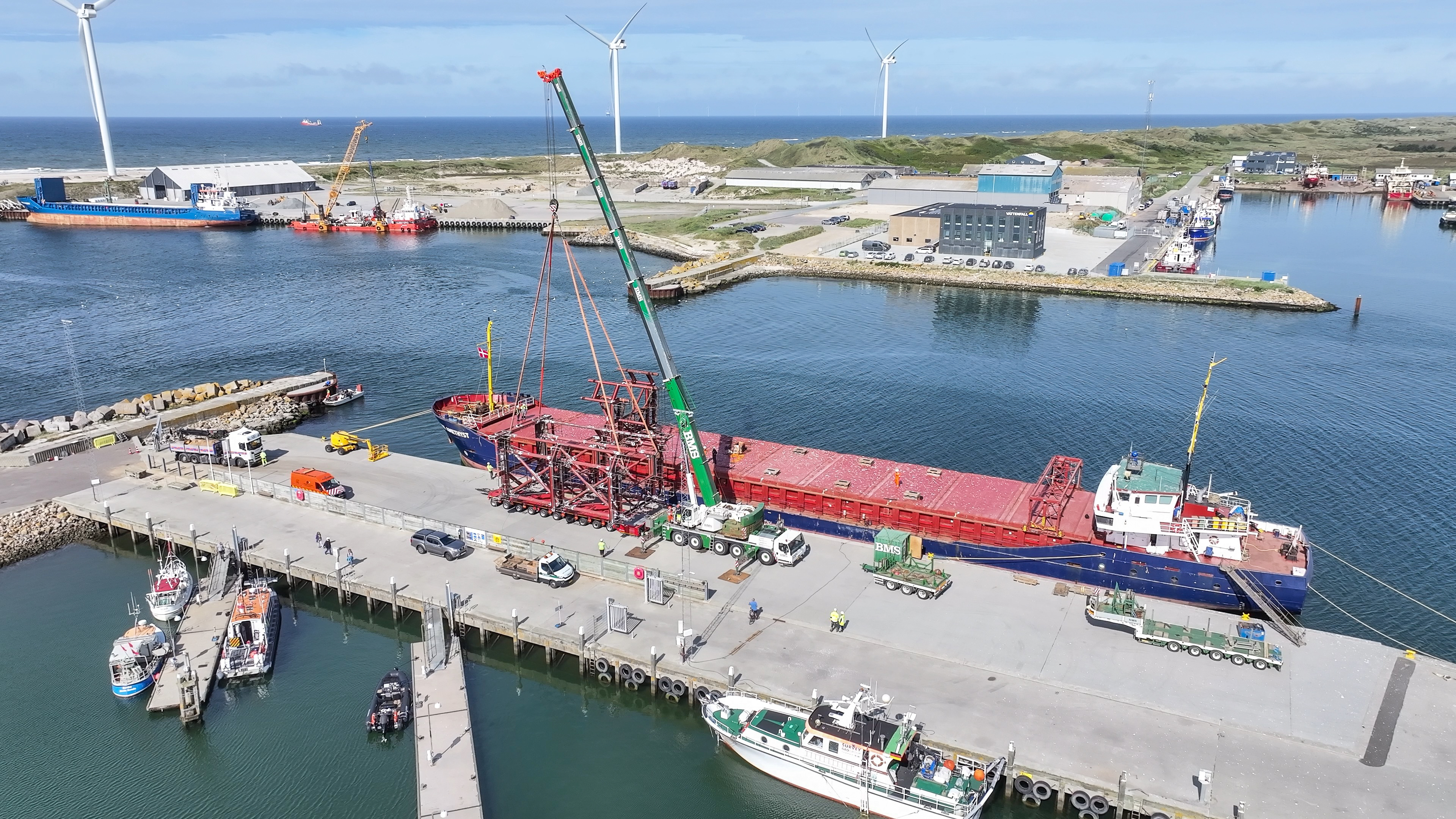 Handling of heavy components at the quay in Hvide Sande